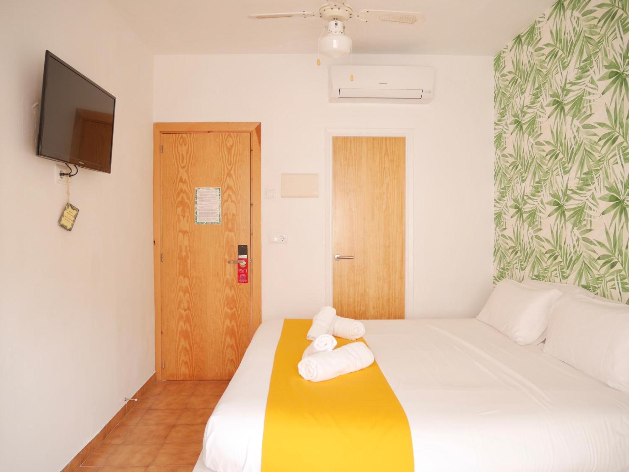 Nanit Rooms Ibiza Hostal Санта-Еулалія-дель-Ріо Номер фото