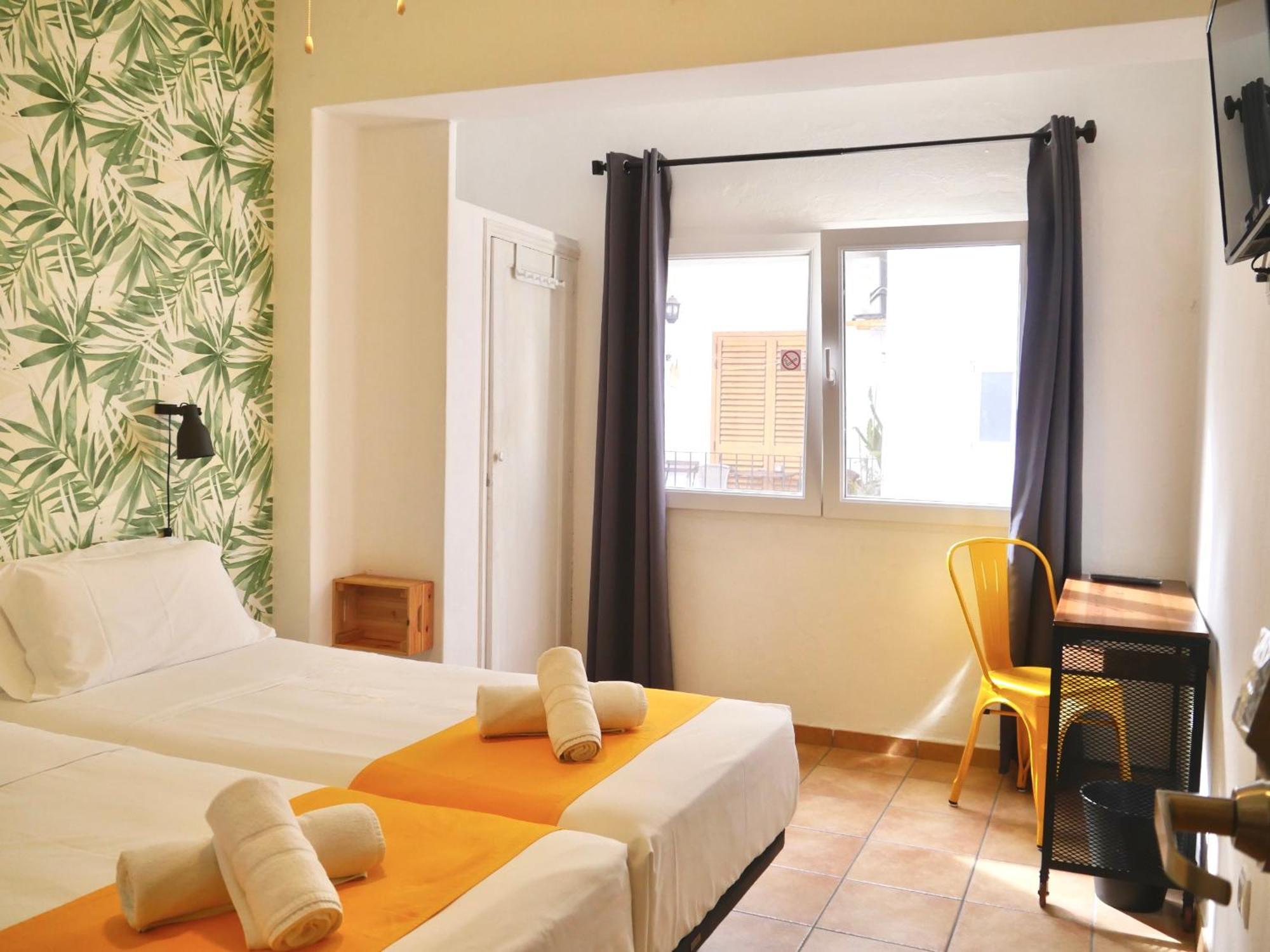 Nanit Rooms Ibiza Hostal Санта-Еулалія-дель-Ріо Екстер'єр фото